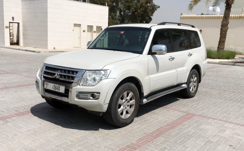Mitshhubishi Pajero 2017 Silver 2